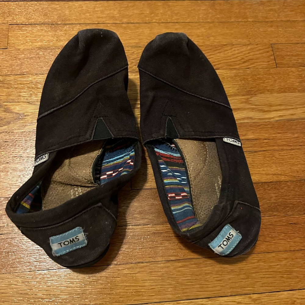 Well worn but still fits foot fine size 9 black toms
